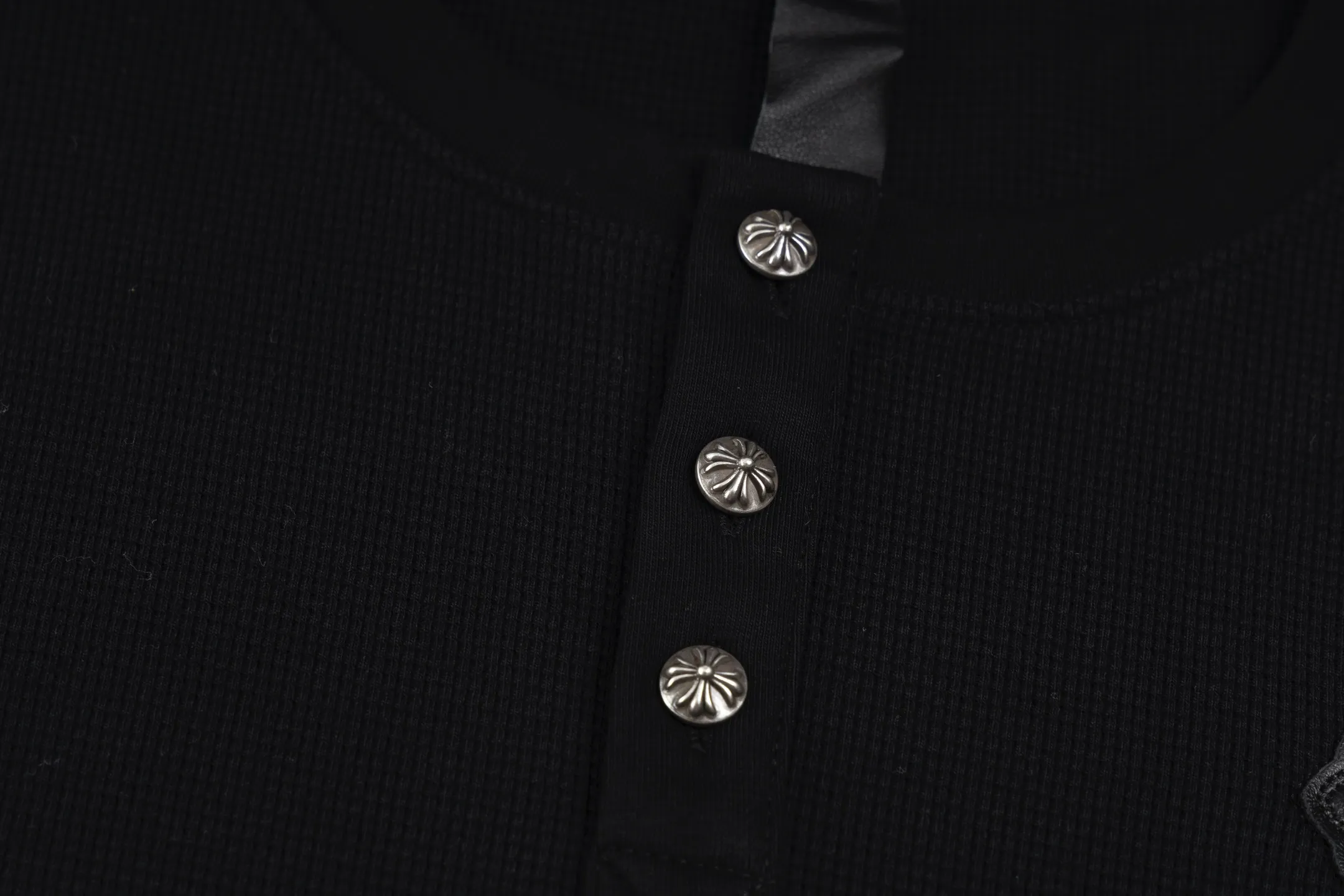 🅿️440 [Exclusive supply] CH Croix Heart Cross Leather Waffle Sweatshirt (grey) The fabric is made of 350g cotton waffle double-layer material before washing, which distinguishes the low-gram weight cut corners and non-pure cotton market products. The silver buckles and scrolls are made of antique bronze and real silver (the materials have reached the market's 300+ quality). The leather label is still made of genuine imported lambskin. The most important thing is the hand-sewn leather (the cost of manual work is high) in the fabric and hardware A lot of effort has been put into the craftsmanship. The top quality in the market and the industry benchmark are only owned by a few people. Size:S/M/L